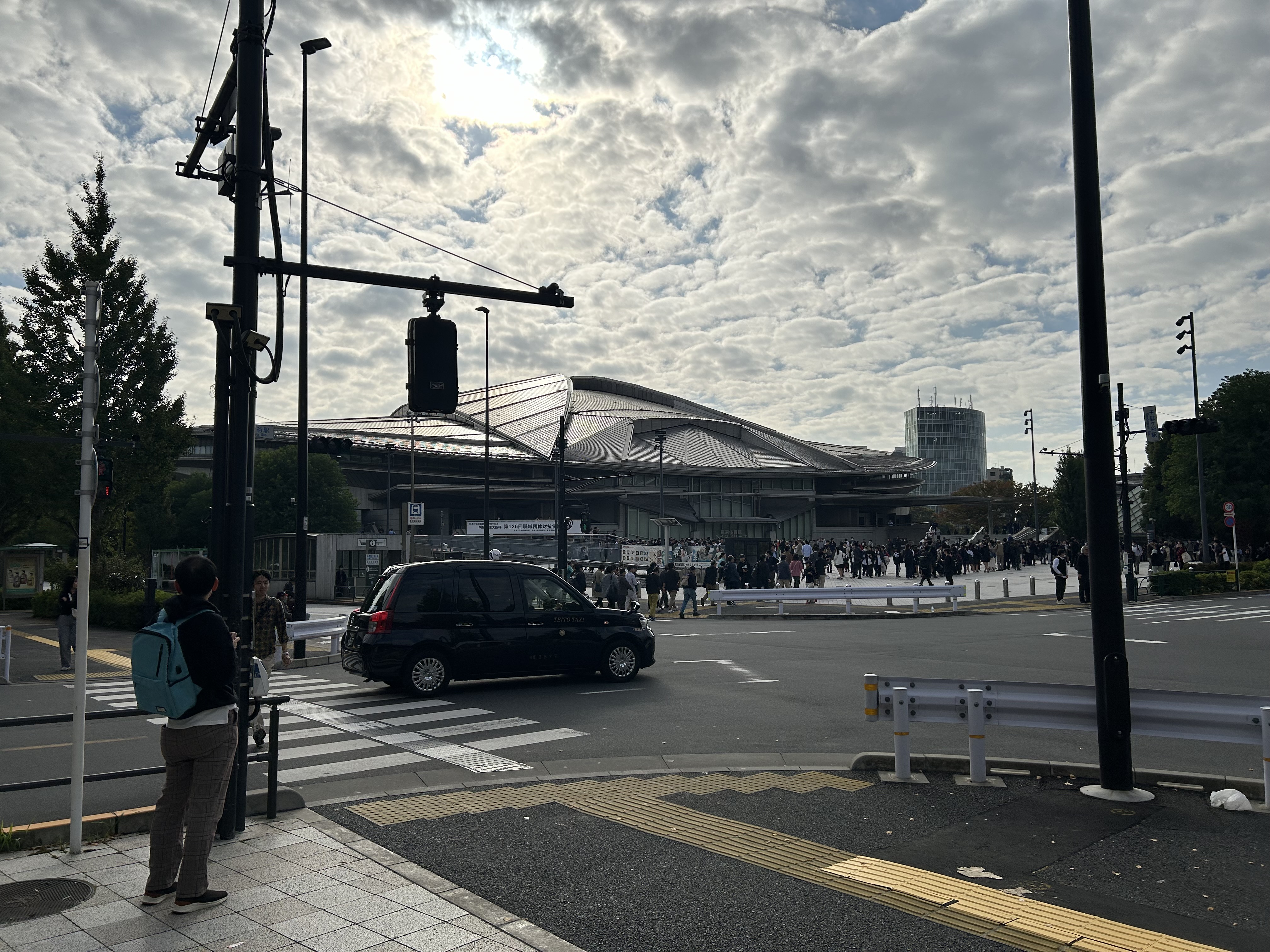 千駄ヶ谷駅前交差点から東京体育館